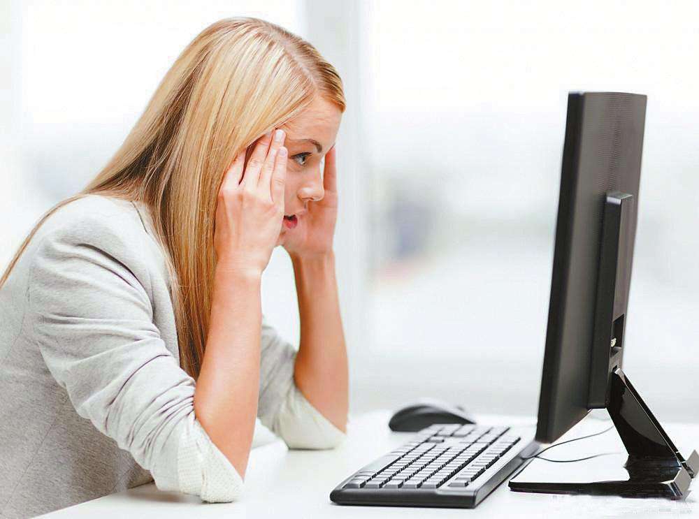 天天對著電腦眼睛干澀？也需補充這些維生素啦！